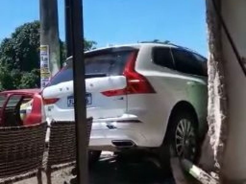 Carro destrói fachada de duas lojas em Camaçari; testemunhas apontam Igor Kannário como condutor