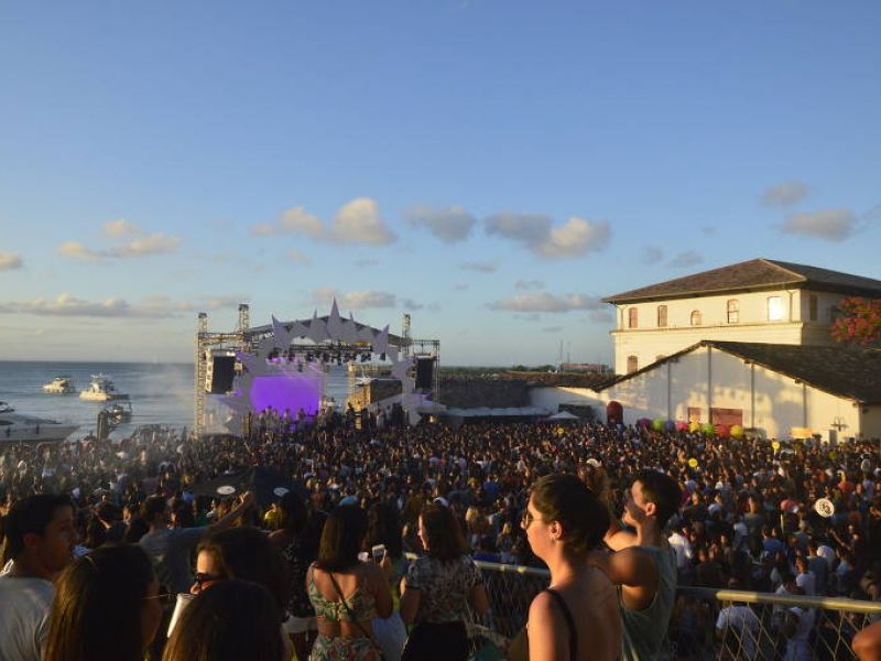 Governo prorroga decreto e mantém 3 mil pessoas em eventos na Bahia