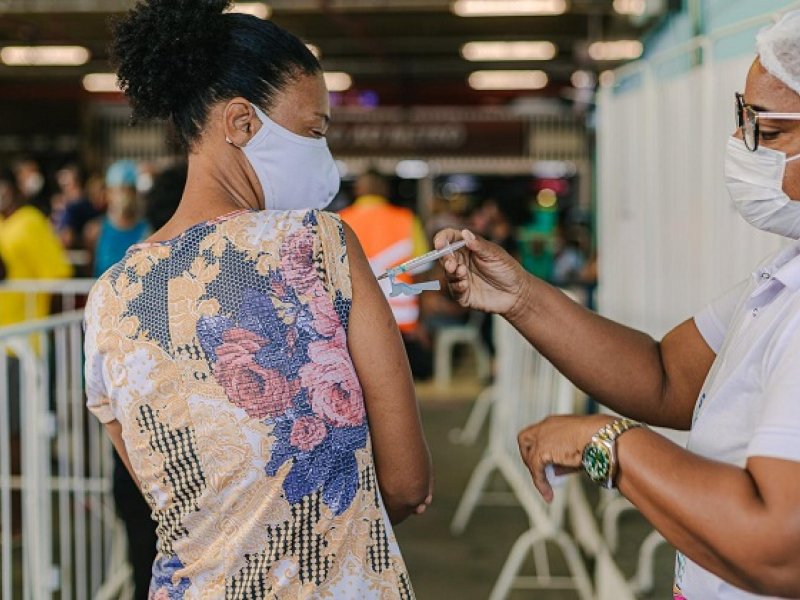 Postos de saúde aplicam vacina contra gripe em Salvador