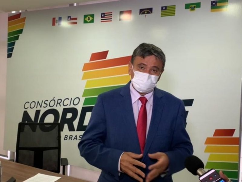 Presidente do Consórcio Nordeste mostra indignação após exclusão de famílias nordestinas do Auxílio Brasil