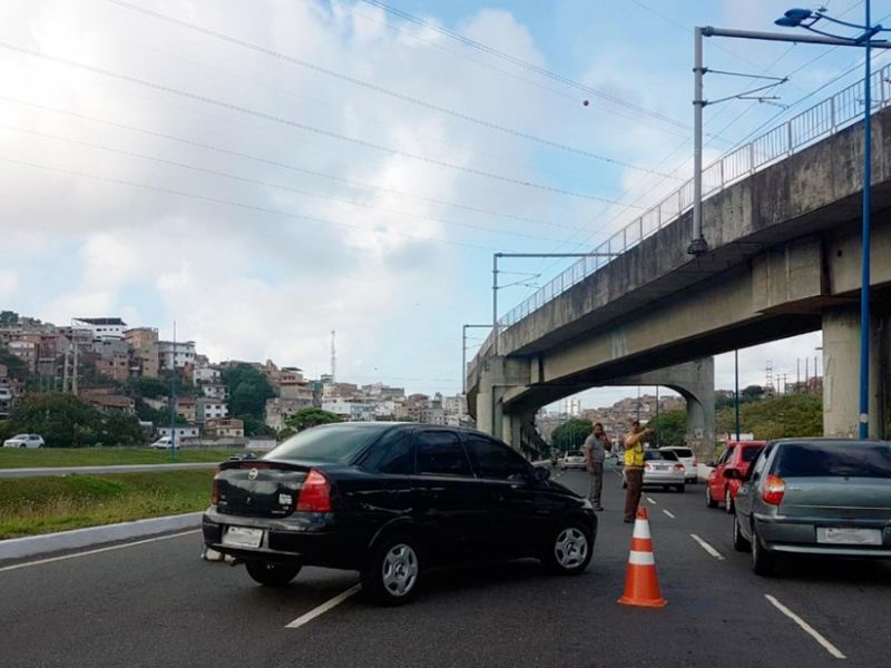 Acidente envolvendo três veículos e moto deixa trânsito lento na Av. Bonocô