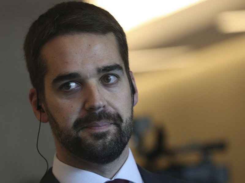 Eduardo Leite não sabe se vai continuar no PSDB, afirma coluna