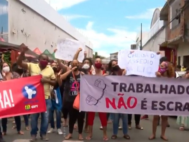 Trabalhadores de empresa de call center protestam no bairro da Boa Viagem
