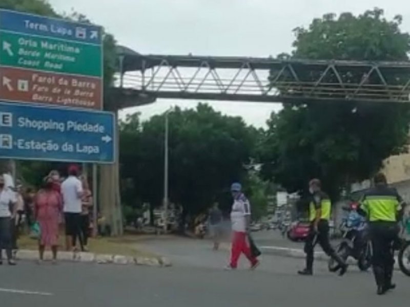 Manifestação de rodoviários bloqueia entrada na Estação da Lapa; veja vídeo