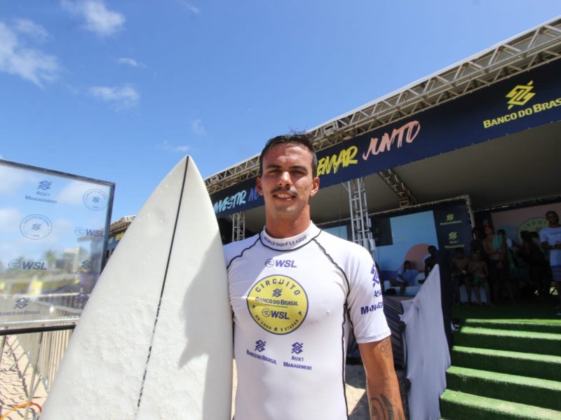 Baiano, surfista Erick Moraes garante primeiro lugar em classificatória do Mundial de Surfe