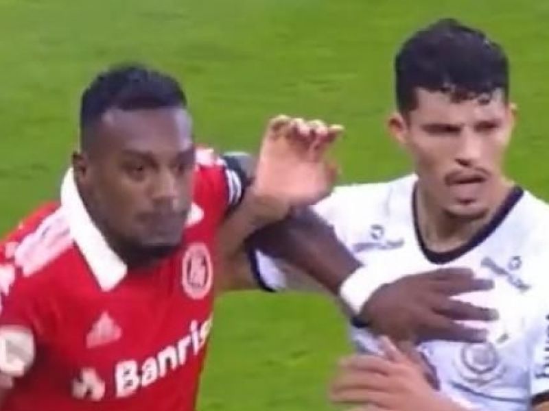 Jogador do Corinthians é preso após chamar atleta do Inter de 'macaco' 