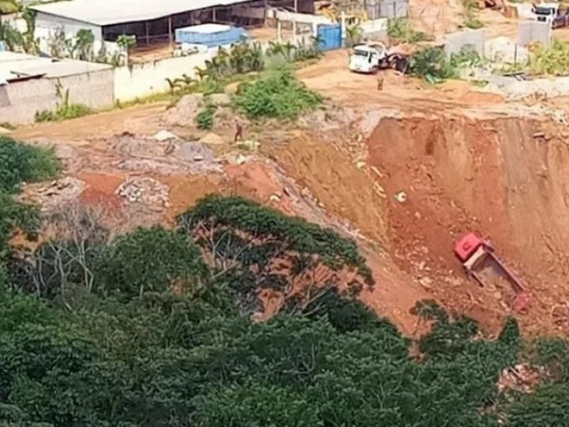 Caminhão que transportava areia cai de ribanceira em Nova Brasília