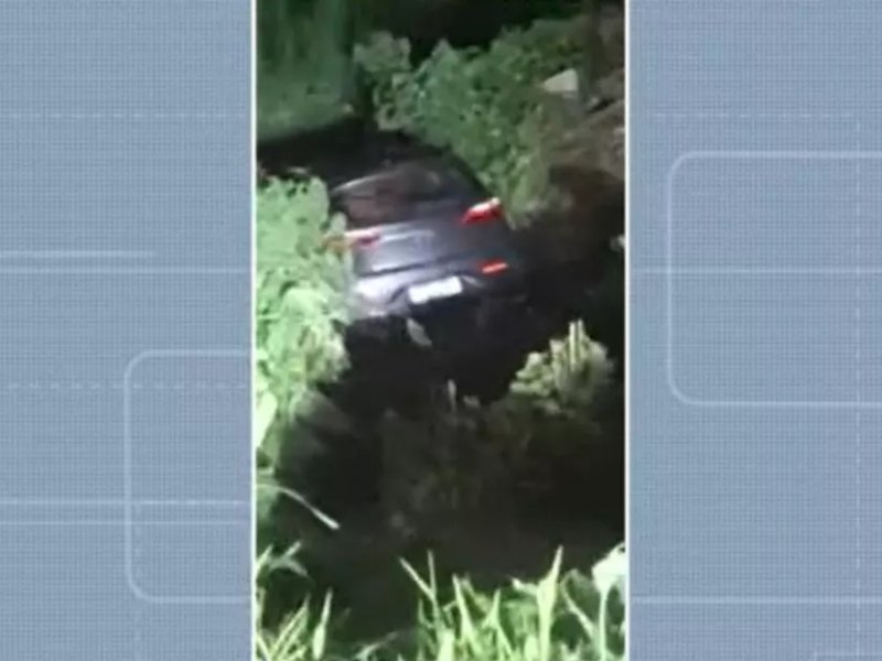 Motorista de aplicativo é baleado durante tentativa de assalto; veículo cai em córrego, em Salvador
