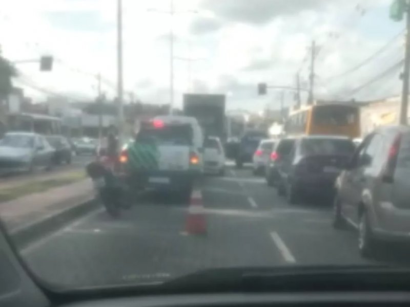 Uma pessoa fica ferida em acidente envolvendo caminhão, carro e moto em São Cristóvão
